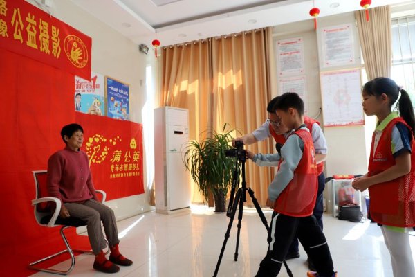 配资炒股炒股 利津农商银行：“小手拉大手” 让公益之花“自始绽放”